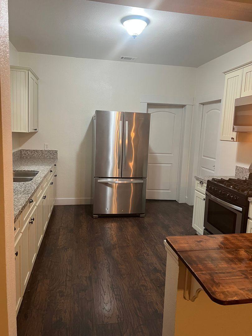 House for rent at 1407 E St, Reedley, CA 93654