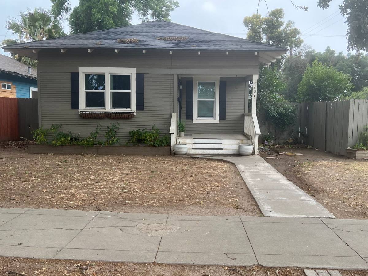House for rent at 1407 E St, Reedley, CA 93654