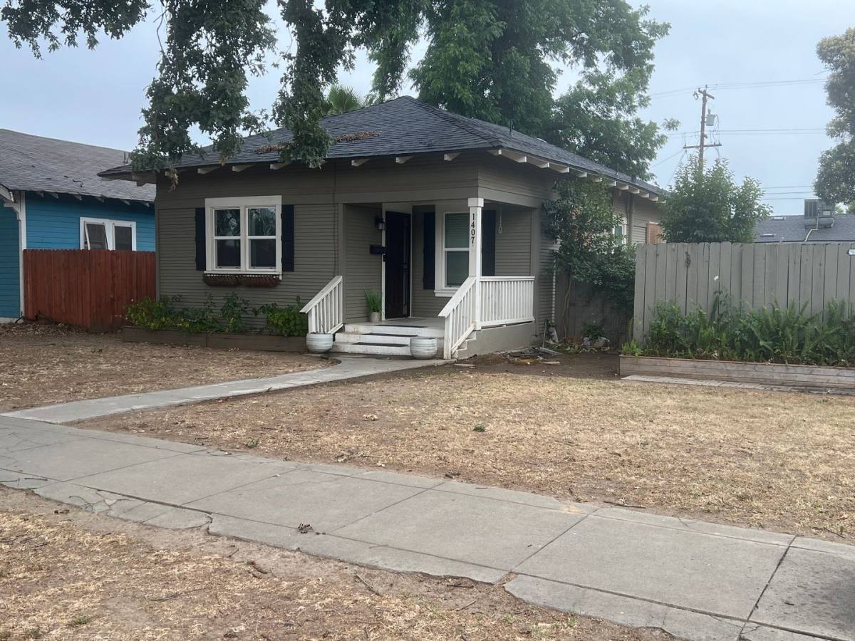 House for rent at 1407 E St, Reedley, CA 93654