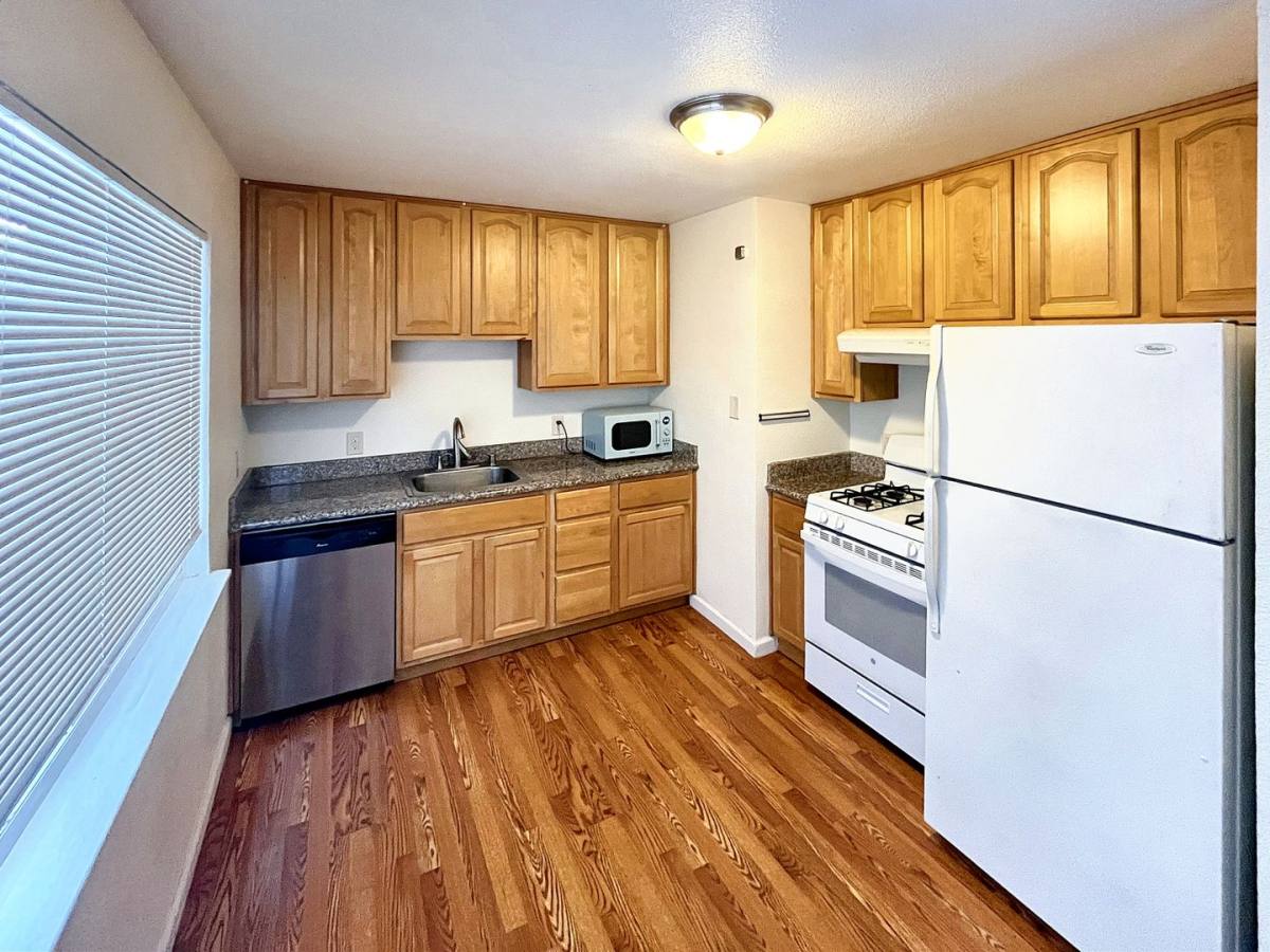 Apartment for rent at 592 59th St, Oakland, CA 94609