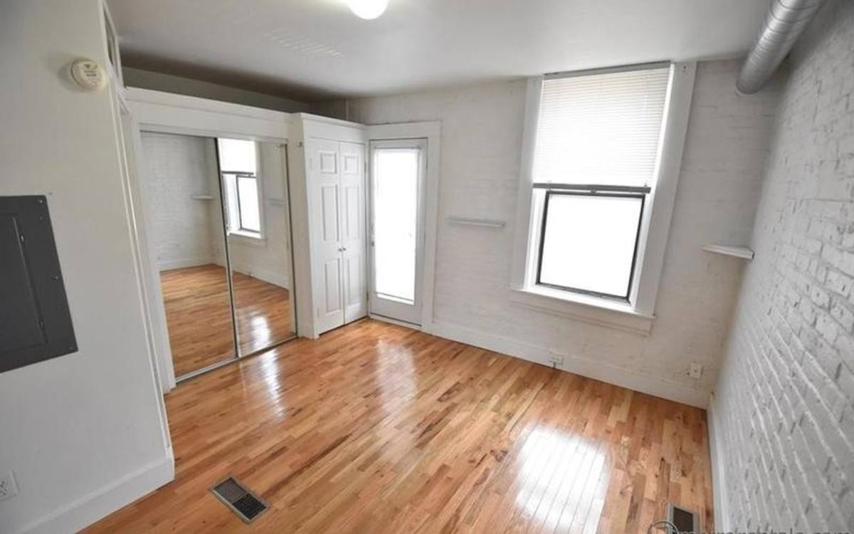 Apartment for rent at 14 E Beck St, Columbus, OH 43215
