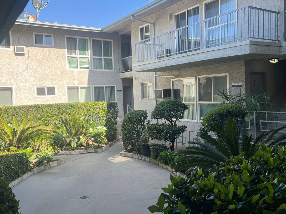 Apartment for rent at 12800 Moorpark St, Studio City, CA 91604