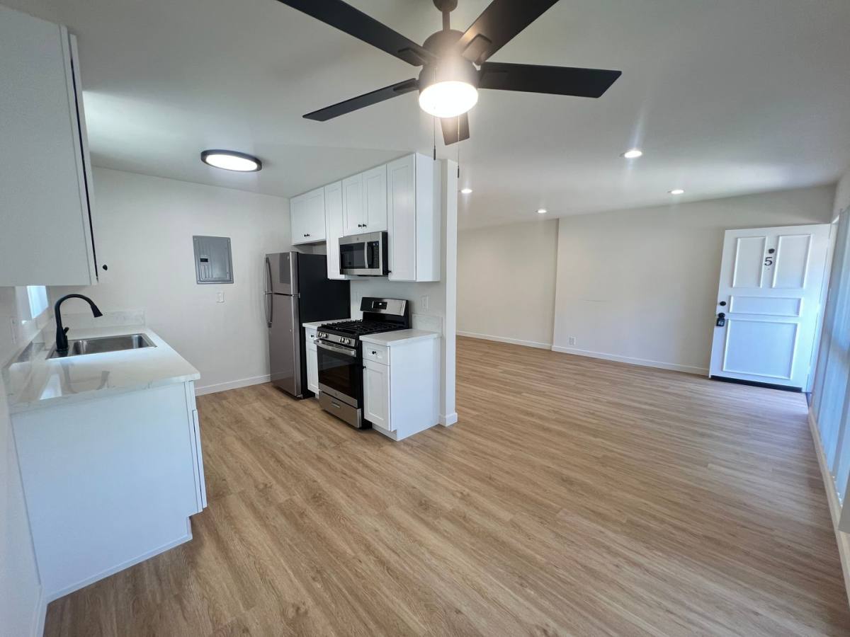 Apartment for rent at 12800 Moorpark St, Studio City, CA 91604