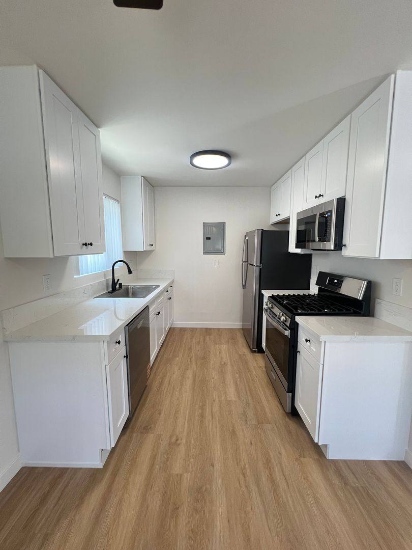 Apartment for rent at 12800 Moorpark St, Studio City, CA 91604