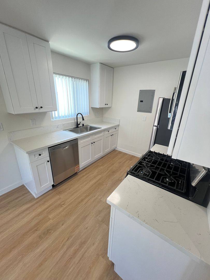 Apartment for rent at 12800 Moorpark St, Studio City, CA 91604