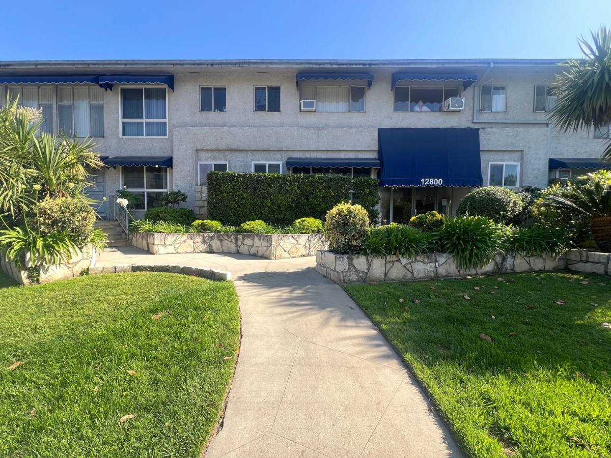 Apartment for rent at 12800 Moorpark St, Studio City, CA 91604