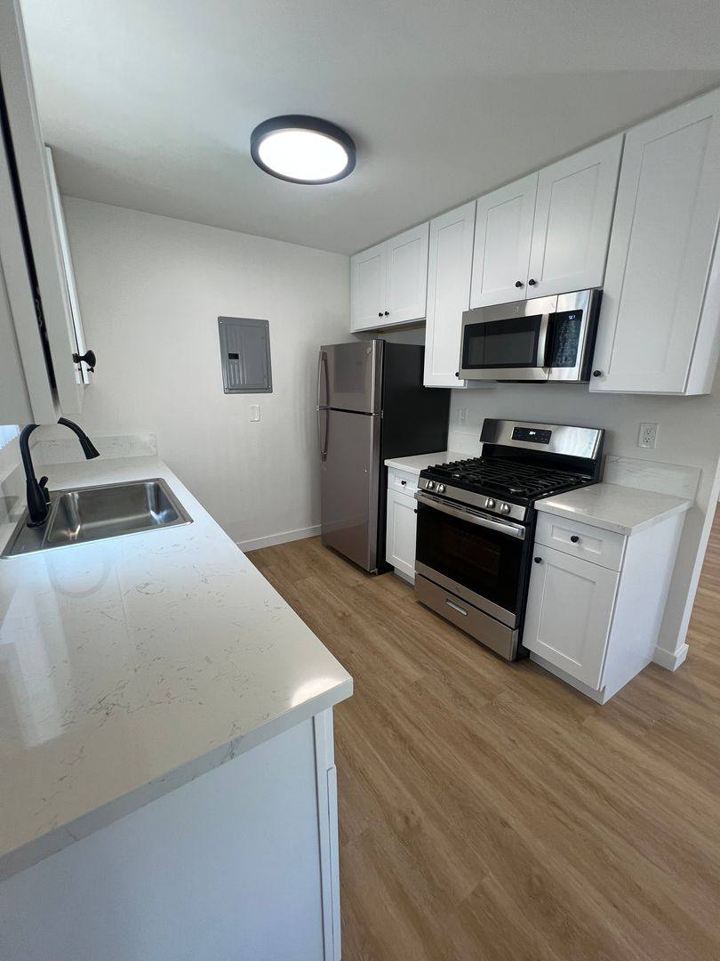 Apartment for rent at 12800 Moorpark St, Studio City, CA 91604