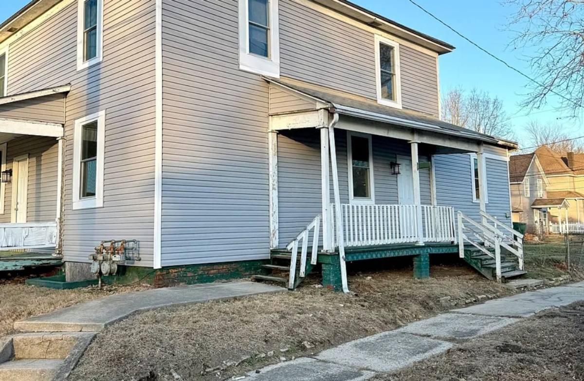 Apartment for rent at 800-802 1 2 N Mulberry St, Muncie, IN 47305