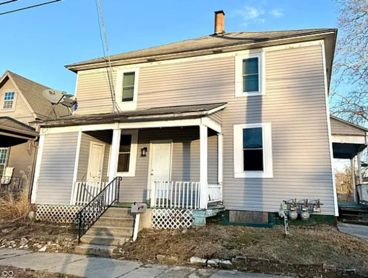 Apartment for rent at 800-802 1 2 N Mulberry St, Muncie, IN 47305