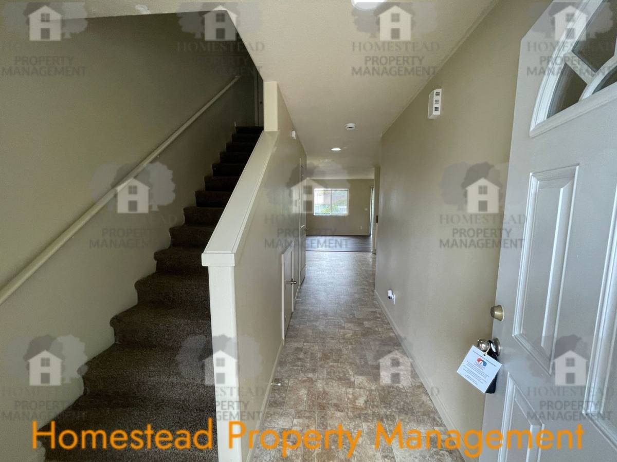 Townhouse for rent at 400-468 Catron St, Monmouth, OR 97361