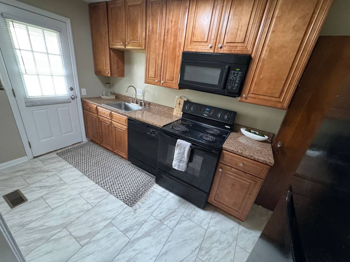 Apartment for rent at 1684-1690 NW Blvd, Columbus, OH 43212