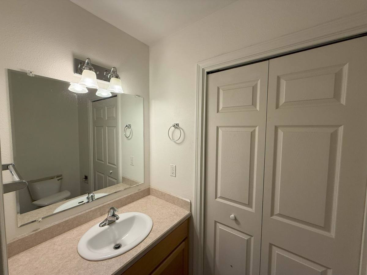 Townhouse for rent at 1875 SW Salmon Ave, Redmond, OR 97756