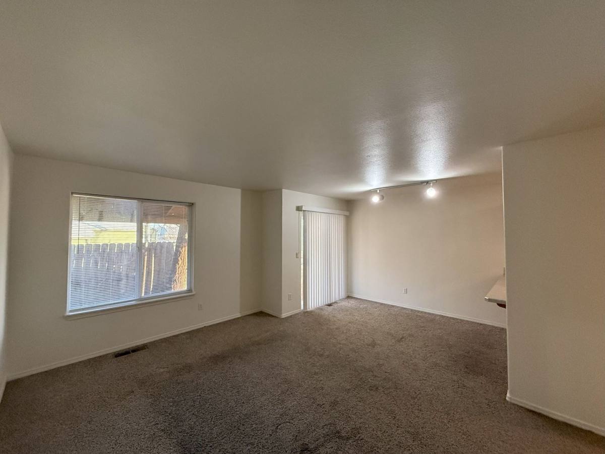 Townhouse for rent at 1875 SW Salmon Ave, Redmond, OR 97756