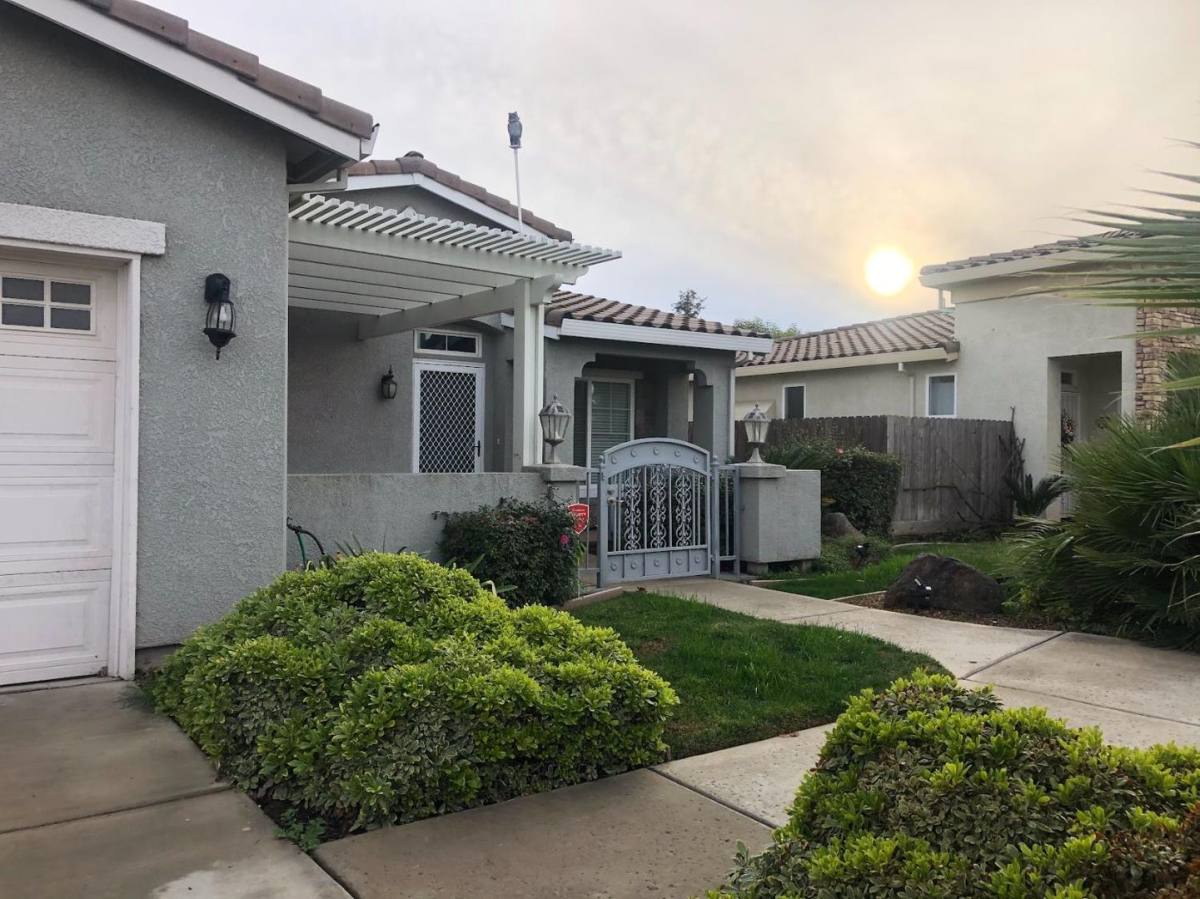 House for rent at 1764 Golden Way, Dinuba, CA 93618