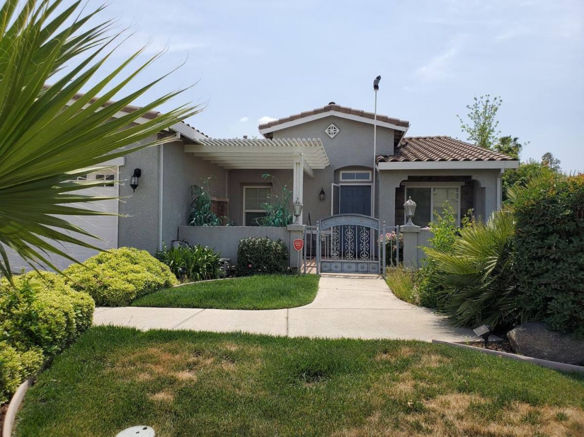 House for rent at 1764 Golden Way, Dinuba, CA 93618