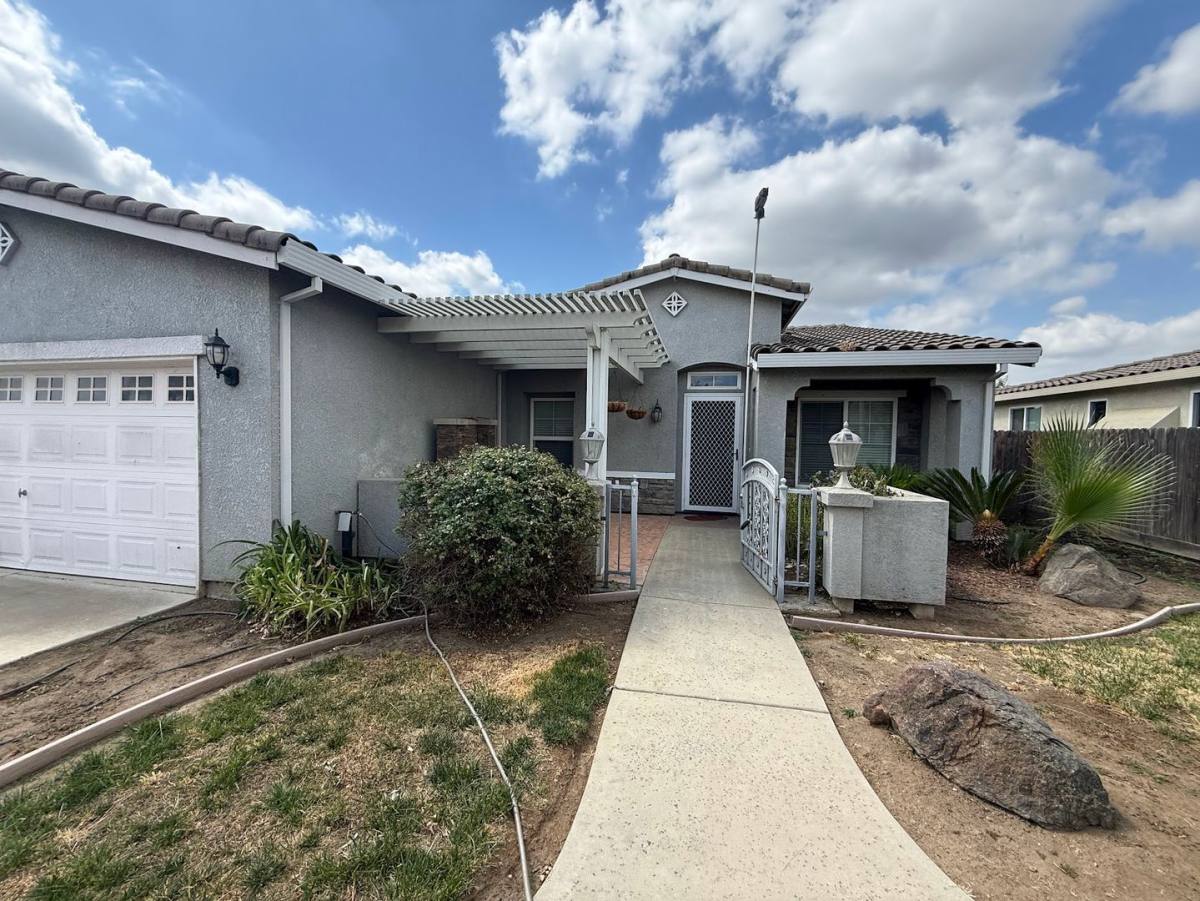 House for rent at 1764 Golden Way, Dinuba, CA 93618