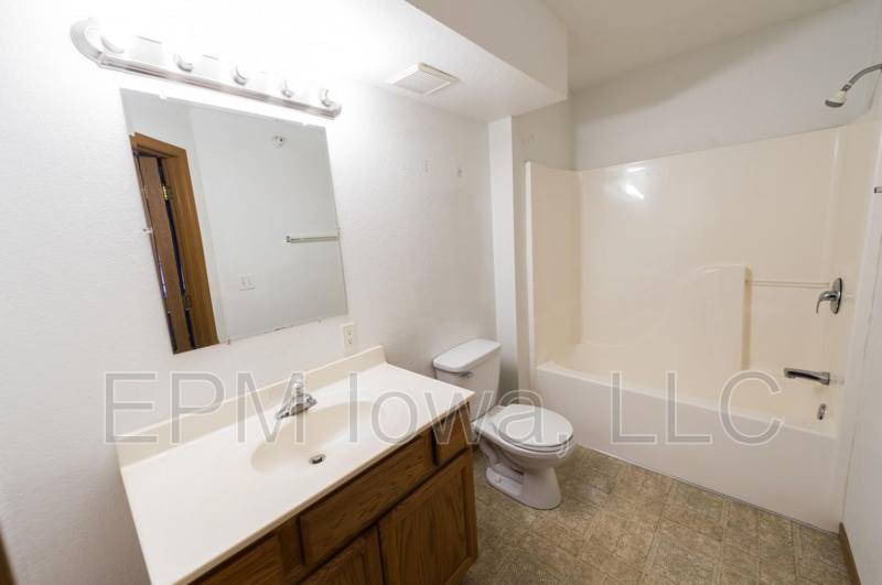 Apartment for rent at 611 Johnson St, Waterloo, IA 50702