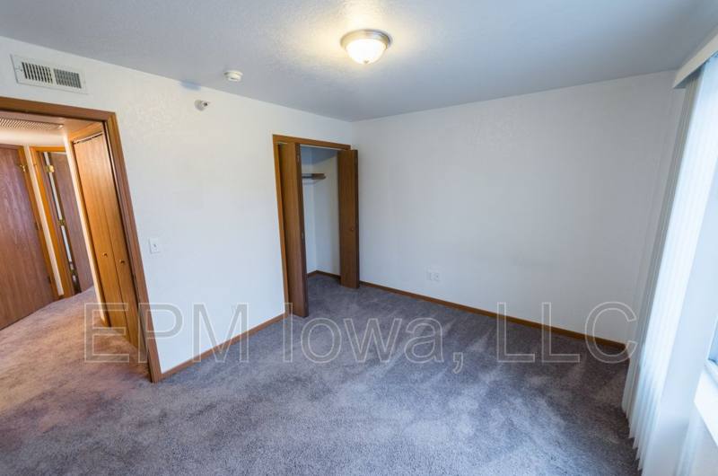 Apartment for rent at 611 Johnson St, Waterloo, IA 50702