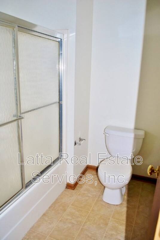 Townhouse for rent at 2115 Highridge Dr, Pleasant Hill, MO 64080