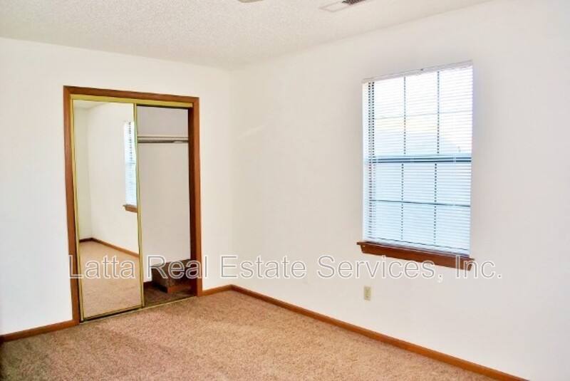 Townhouse for rent at 2115 Highridge Dr, Pleasant Hill, MO 64080