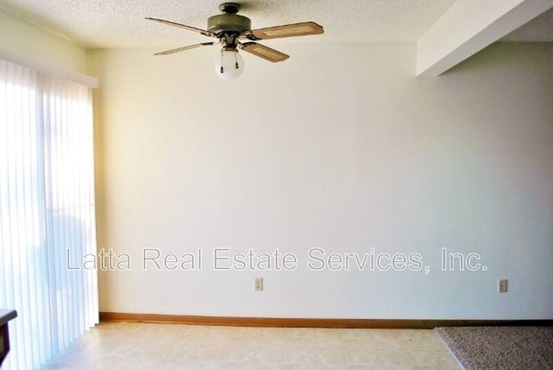 Townhouse for rent at 2115 Highridge Dr, Pleasant Hill, MO 64080