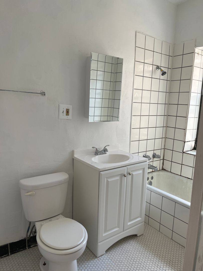 Apartment for rent at 7455 N Greenview, Chicago, IL 60626