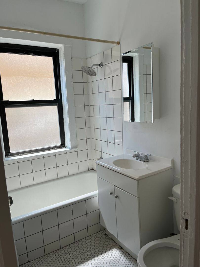 Apartment for rent at 7455 N Greenview, Chicago, IL 60626