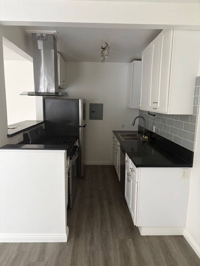 Apartment for rent at 1341 N Poinsettia Place, Los Angeles, CA 90046