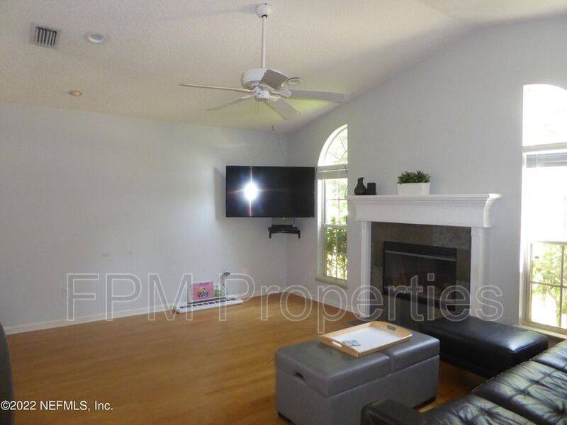 House for rent at 625 S 11th Ave, Jacksonville Beach, FL 32250