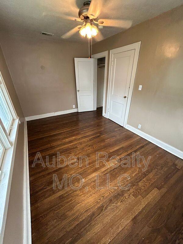 Apartment for rent at 5405 Harrison St #2F, Kansas City, MO 64110
