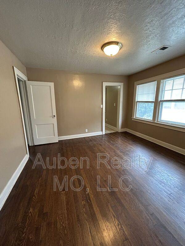 Apartment for rent at 5405 Harrison St #2F, Kansas City, MO 64110