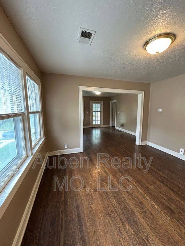 Apartment for rent at 5405 Harrison St #2F, Kansas City, MO 64110