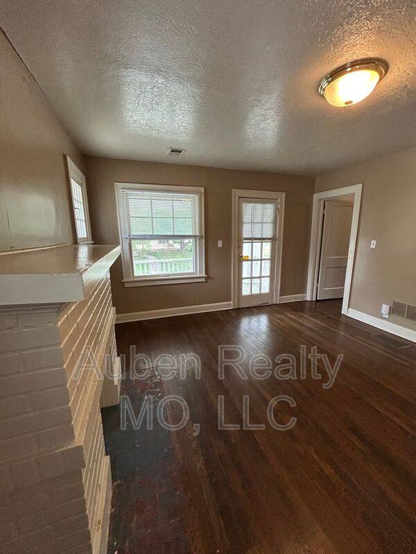 Apartment for rent at 5405 Harrison St #2F, Kansas City, MO 64110