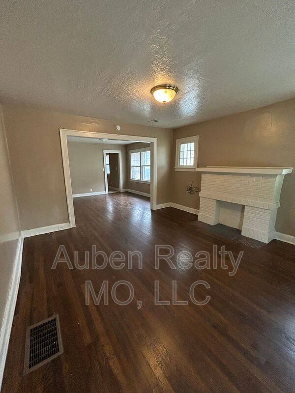 Apartment for rent at 5405 Harrison St #2F, Kansas City, MO 64110
