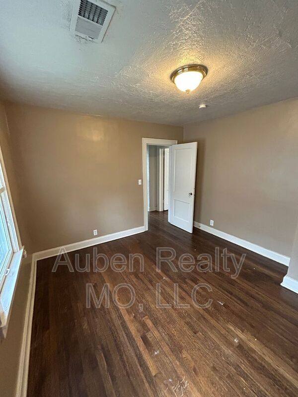 Apartment for rent at 5405 Harrison St #2F, Kansas City, MO 64110