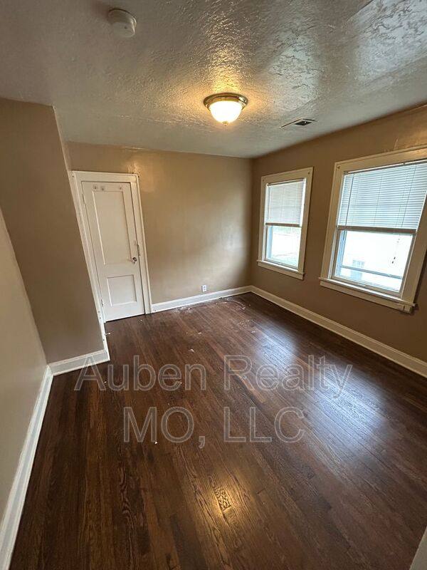 Apartment for rent at 5405 Harrison St #2F, Kansas City, MO 64110