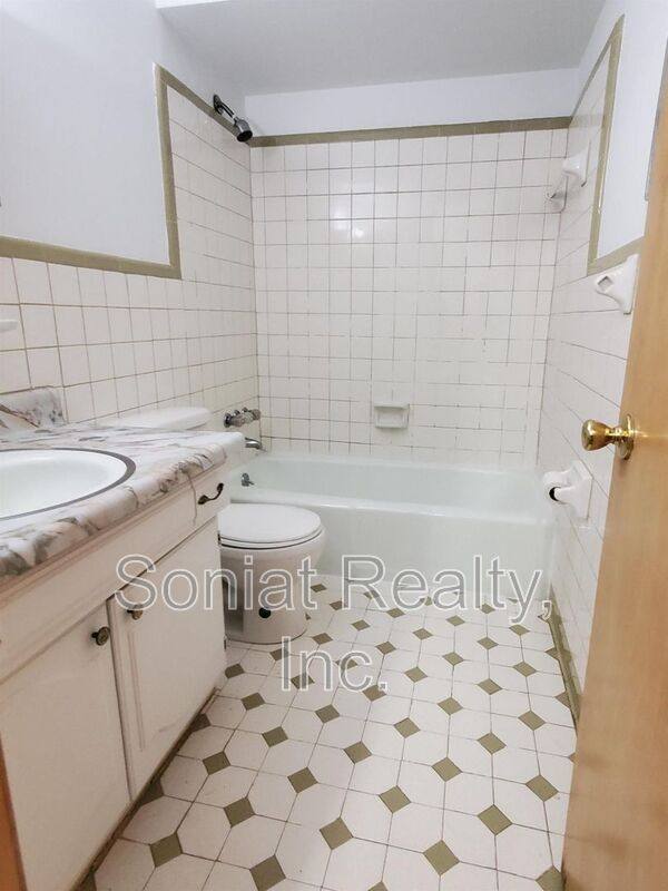 Townhouse for rent at 3025 16th St #C, Metairie, LA 70002