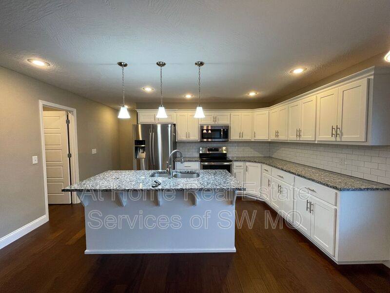 House for rent at 1659 N Eagle Valley Lane, Nixa, MO 65714