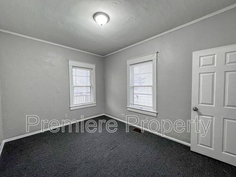 House for rent at 724 S Fuller Ave, Independence, MO 64052