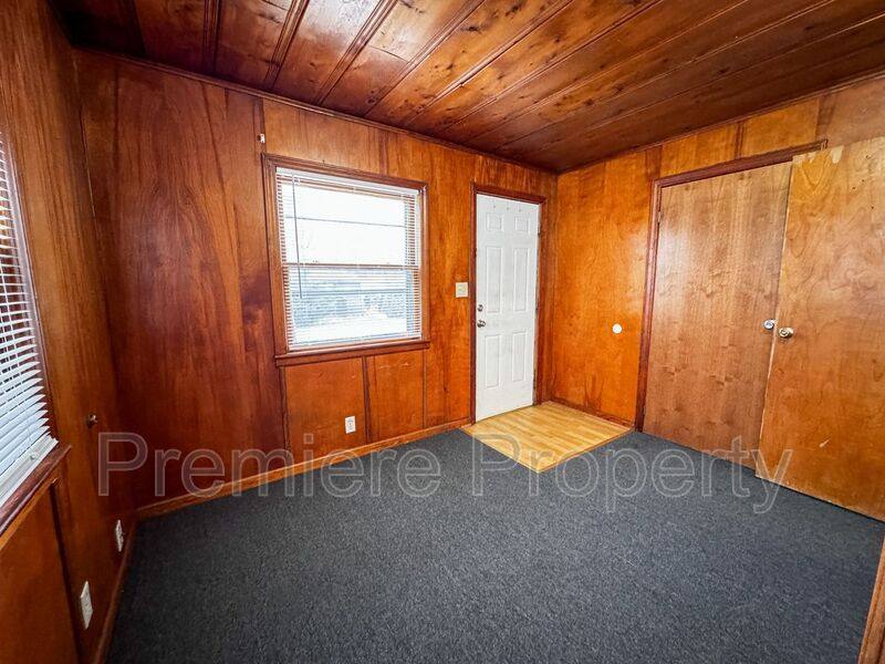 House for rent at 724 S Fuller Ave, Independence, MO 64052