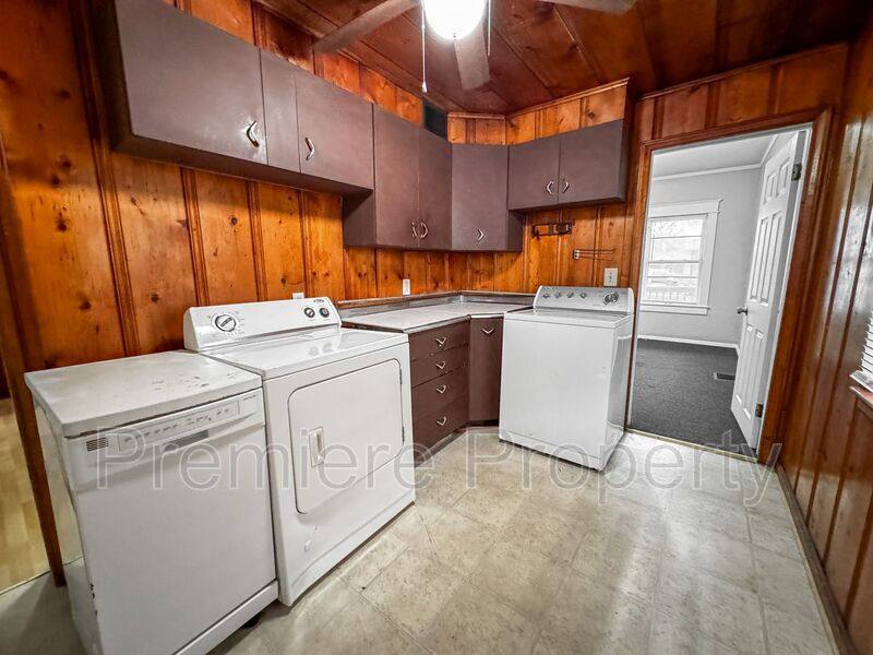 House for rent at 724 S Fuller Ave, Independence, MO 64052