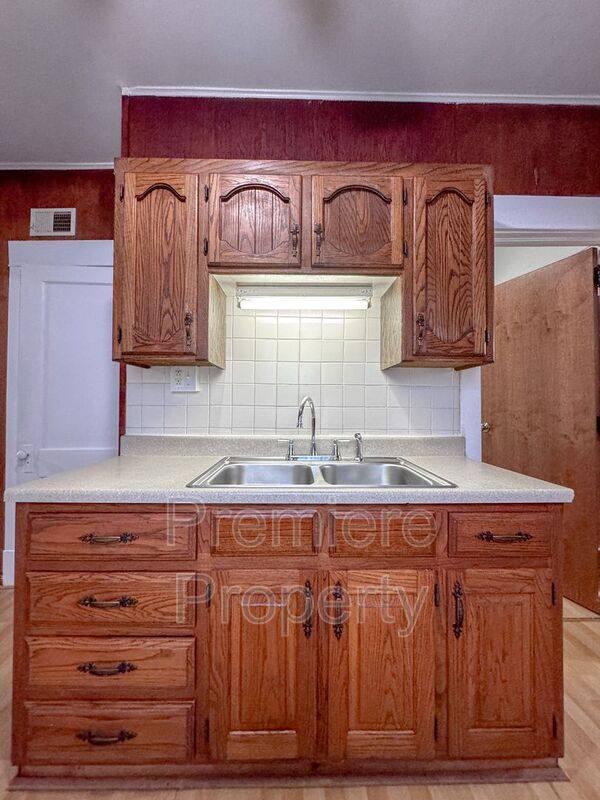 House for rent at 724 S Fuller Ave, Independence, MO 64052
