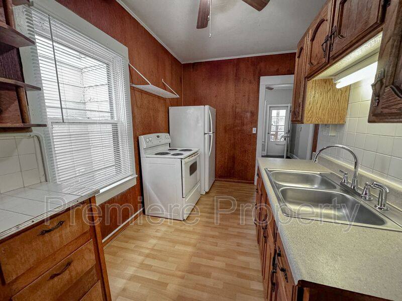 House for rent at 724 S Fuller Ave, Independence, MO 64052