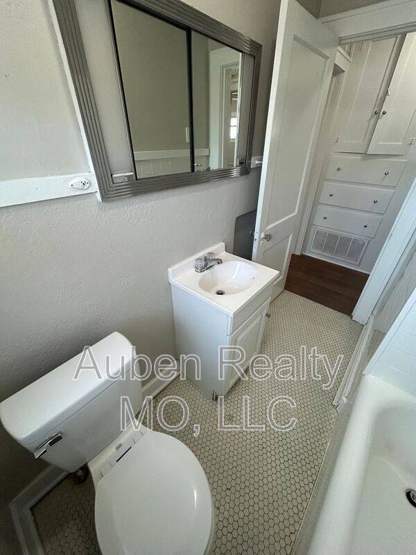 Apartment for rent at 5426 Harrison St #2F, Kansas City, MO 64110