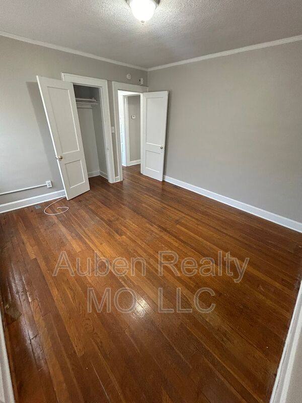 Apartment for rent at 5426 Harrison St #2F, Kansas City, MO 64110