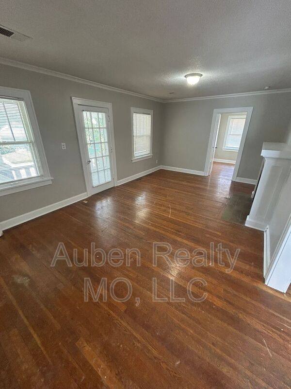 Apartment for rent at 5426 Harrison St #2F, Kansas City, MO 64110