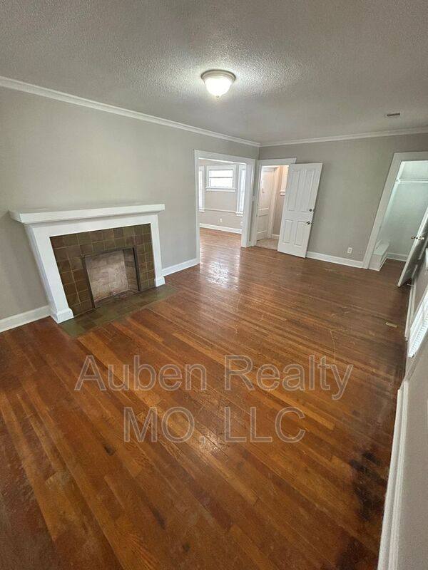 Apartment for rent at 5426 Harrison St #2F, Kansas City, MO 64110