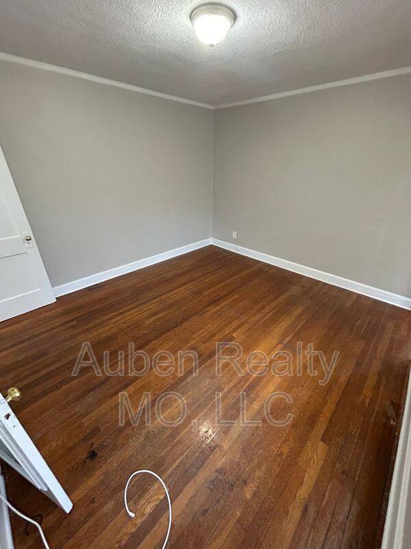 Apartment for rent at 5426 Harrison St #2F, Kansas City, MO 64110