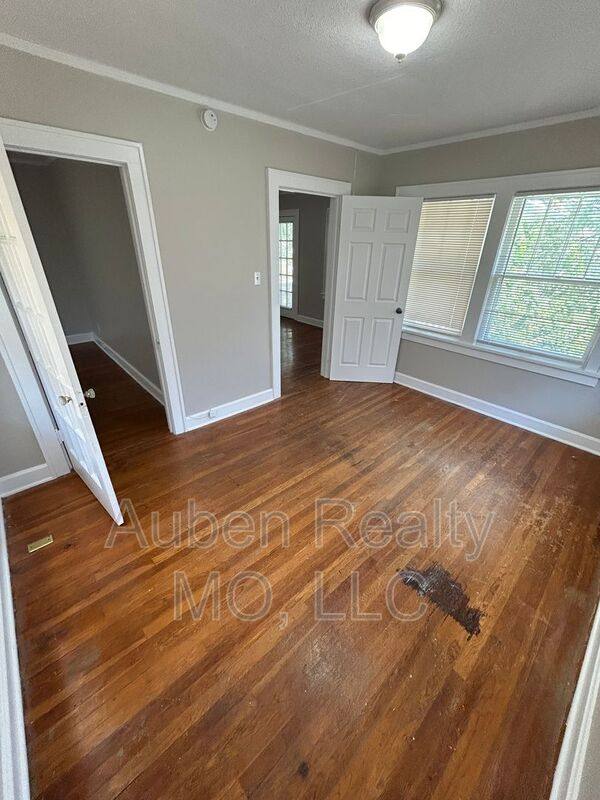 Apartment for rent at 5426 Harrison St #2F, Kansas City, MO 64110