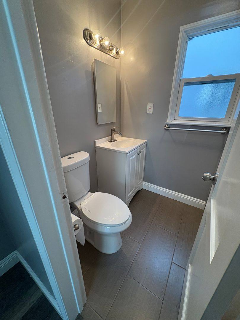 Apartment for rent at 101 Termino Ave, Long Beach, CA 90803